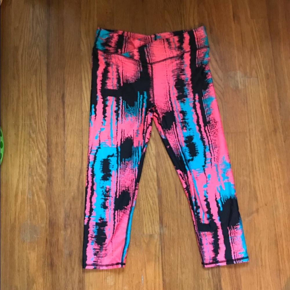 Fabletics black and pink capri activewear leggings